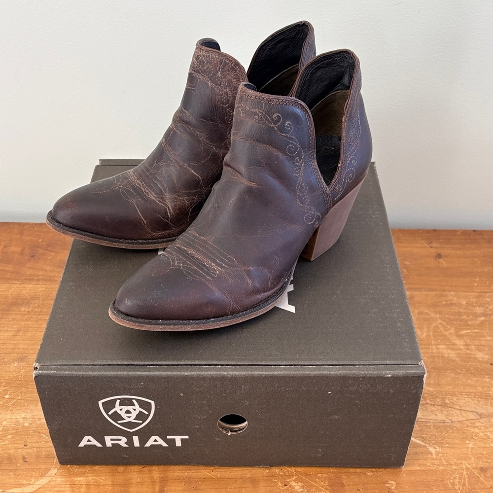 Ariat Women's Dixon Dark Brown Ankle Booties